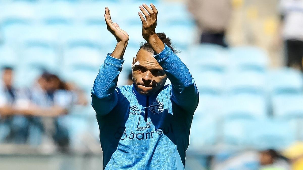 Martin Braithwaite of Gremio claps the fans